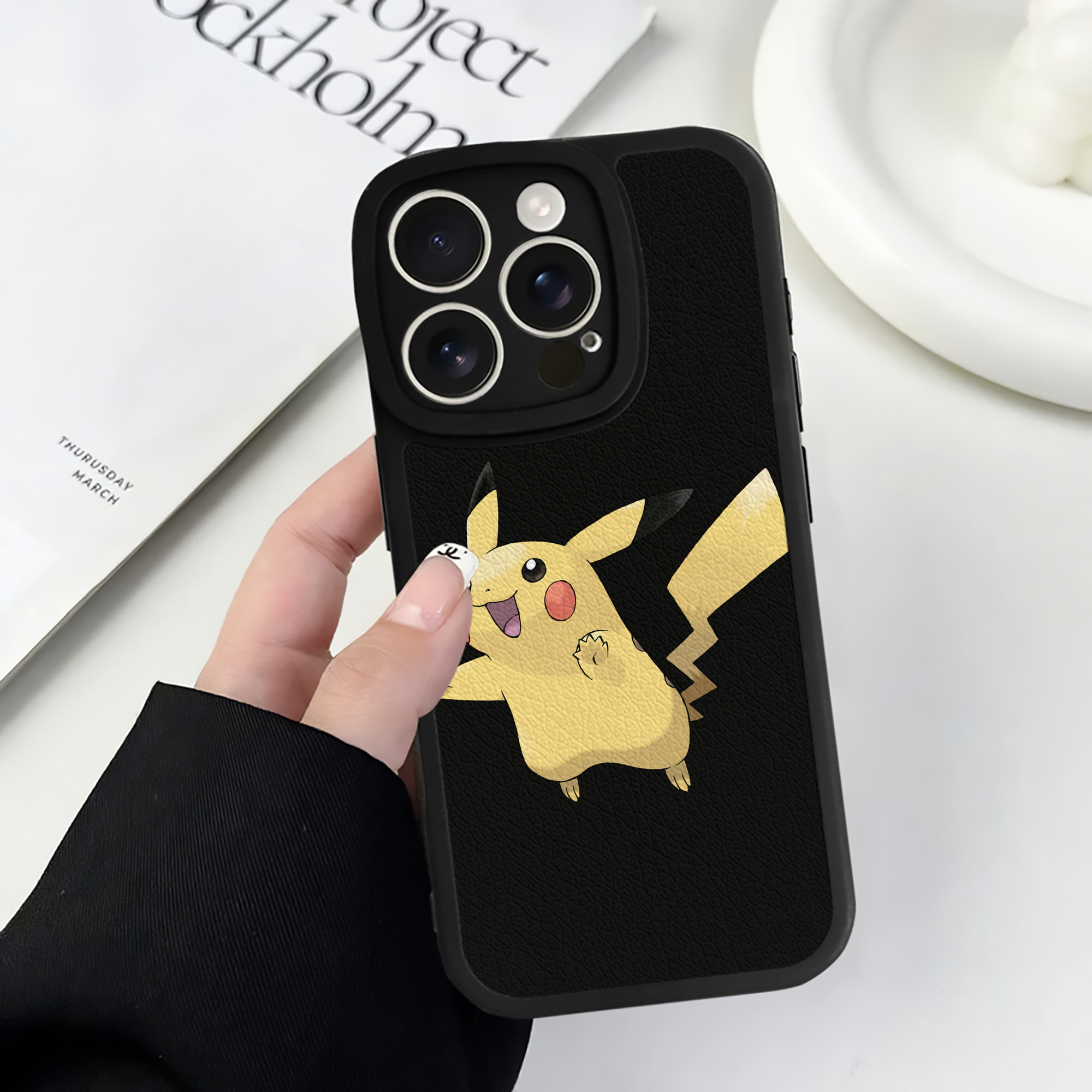 （画像用） ポケットモンスター Pokémon 【iPhone 16シリーズ対応】シリコンスマホケース（レザー調） 材質：シリコン
